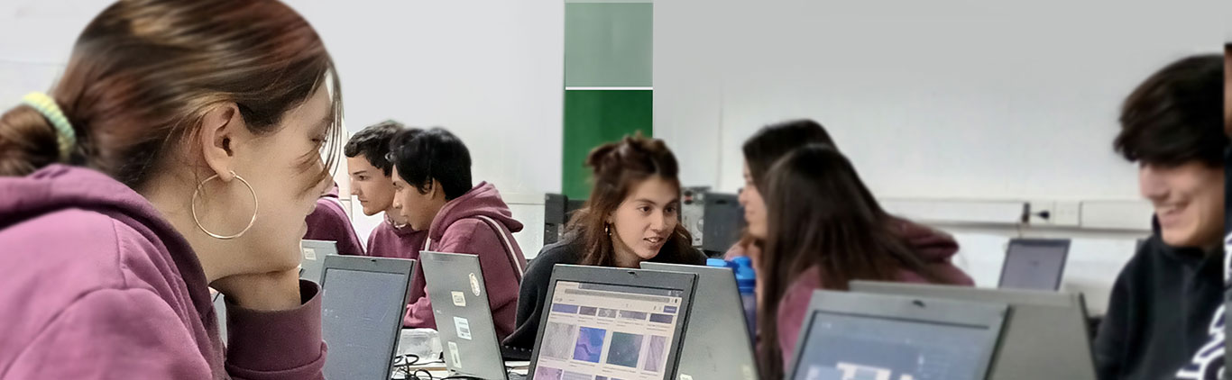 Alumnos en clase de informática